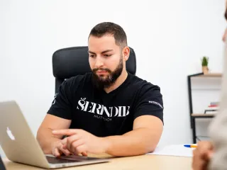 Víctor durante una consulta presencial